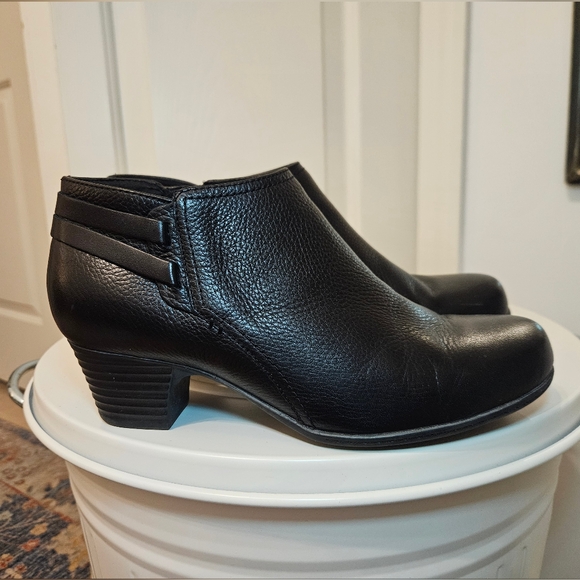 Clarks women's cushion collection mini ankle boots (size 7 1/2) - Picture 7 of 9